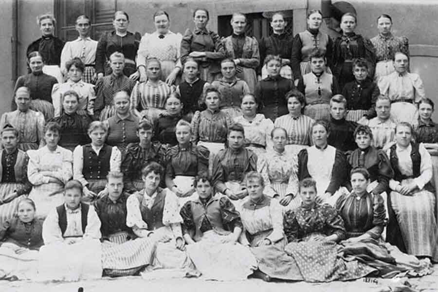 Historical image of Swedish female tobacco workers